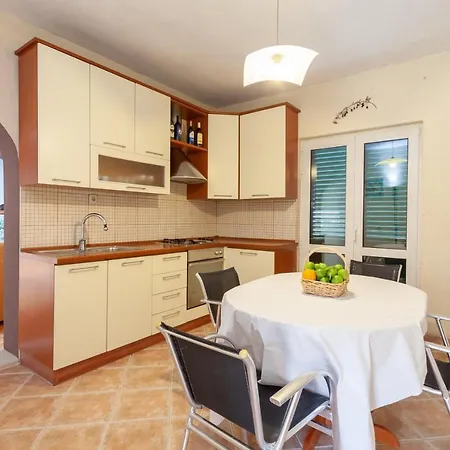 Sea And Lemon Tree Apartment